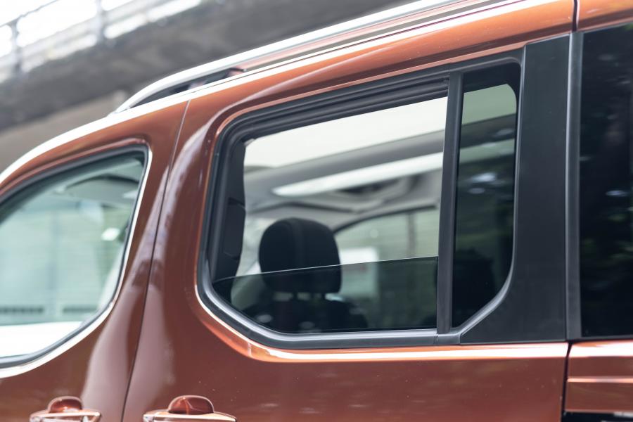 Детали экстерьера Peugeot Rifter 2019 года  (JP) (фото 21 из 23)